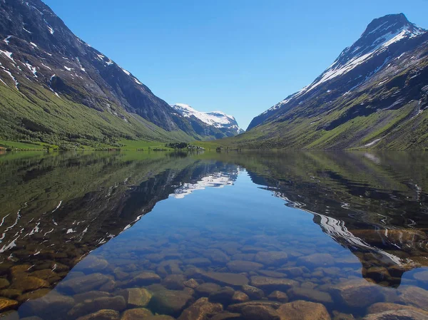 Bela paisagem. picos de montanha refletindo no lago como em um espelho, Noruega — Fotografia de Stock