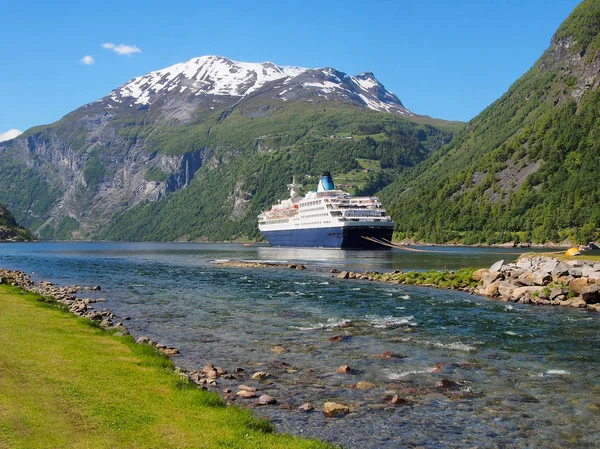 Geiranger fiyort görüntülemek, cruise gemi dağlar, Norveç bir arka plan üzerinde