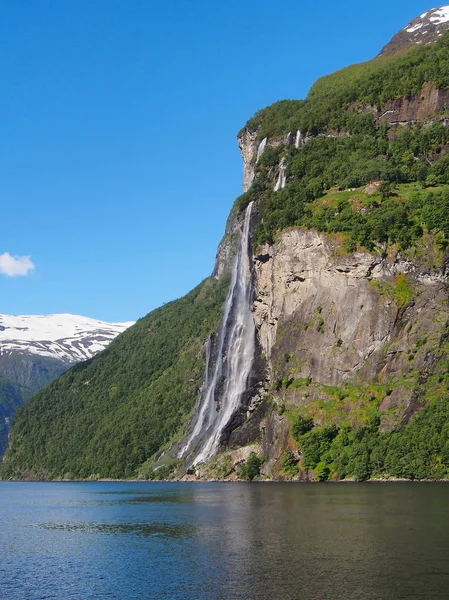 美丽的景色，对瀑布七姐妹在美妙的峡湾，挪威 — 图库照片