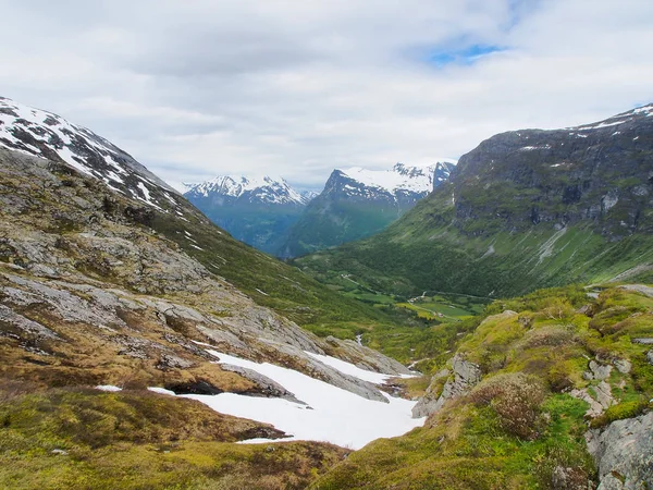 Sommaren bergslandskap, med snö på marken och berg sidor, Norge — Stockfoto