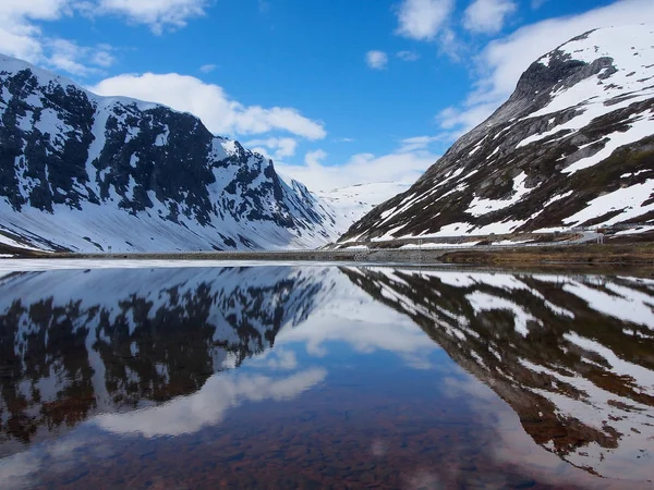 白雪皑皑的反射范围在高山湖泊。挪威 — 图库照片