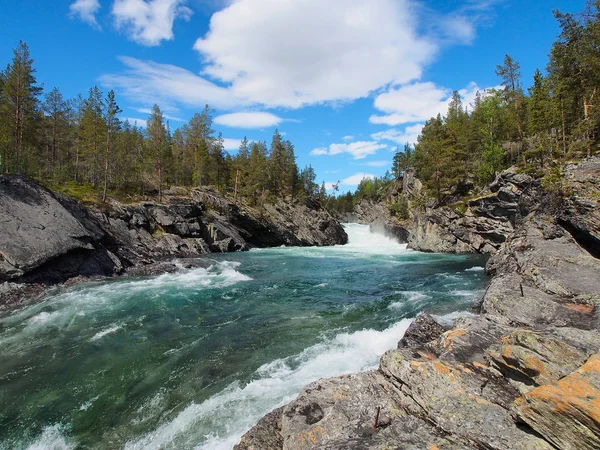 Naturaleza, paisaje de rápido río de montaña en Noruega — Foto de Stock