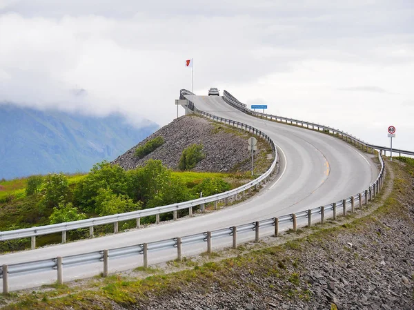 Storseisundet köprü Atlantik yolda. Norveç