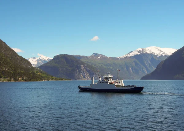 El ferry está navegando a través del fiordo. Fondo de montaña —  Fotos de Stock