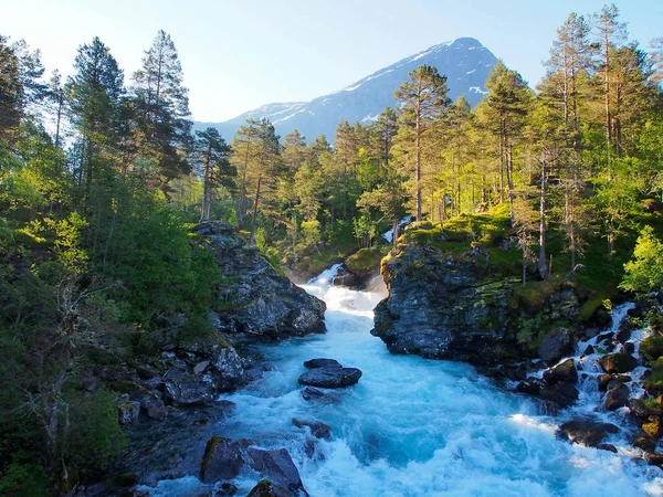 Norveç'te güzel hızlı dağ Nehri