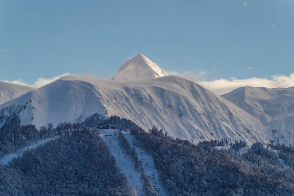 Panoramic view the mountains of ski resort Krasnaya Polyana; Sochi; Russia. — Stock Image Panoramic View Mountains Ski Resort Krasnaya Polyana Sochi Russia — Stock Photo, Image