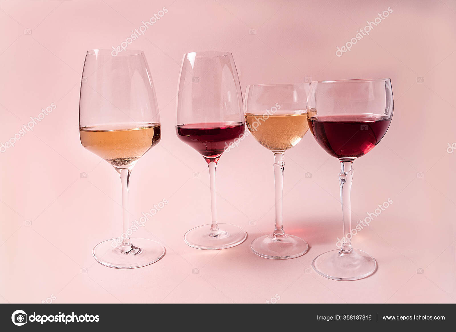 正面図 ピンクの背景にグラスにバラと白のワインのセット ストック写真 C Larisa Voyageur Gmail Com