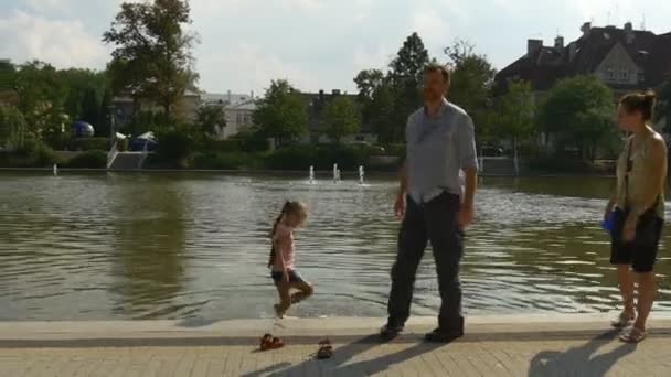 Dívka kol v centru městského parku ve vodě — Stock video