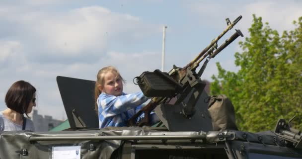 ポーランド オポール 2016年5月02日 母親と2人の子供が戦闘機を考慮しました 展示会 戦闘車両 展示会 ガール マシンガン — ストック動画