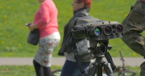 ポーランド オポール 2016年5月02日 グリーンエリアの背景にあるスタンド上の巨大な光学デバイス スタンド上の光学デバイスの隣に兵士のスタンド 武器展で大規模な双眼鏡で訪問者パス — ストック動画