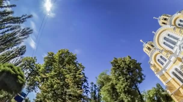 Rabbit Hole Planet 360 graden St Volodymyr de kathedraal muren zijn geschilderd in gele mensen op het plein Kiev bezienswaardigheden toerisme Cityscape in zonnige dag — Stockvideo