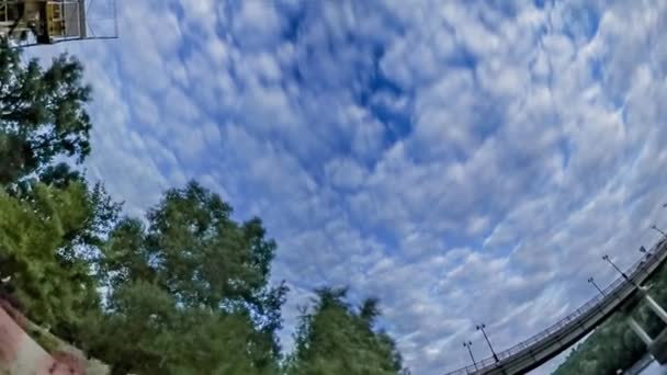 Králičí díra planeta 360 stupně Trukhaniv ostrov Kyjevský most nad řekou Dněpr lidé, kteří chodí po písečné pláži, mají odpočinek v turistice Cityscape — Stock video