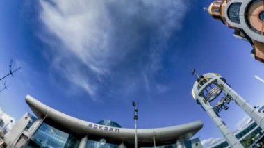 Tavşan Hole Planet 360 Derece Güney Tren İstasyonu Saint George Muzaffer Kilisesi Kırmızı Blok Binası ve Çan Kulesi Kiev Manzaraları İnsanlar Meydanı'nda
