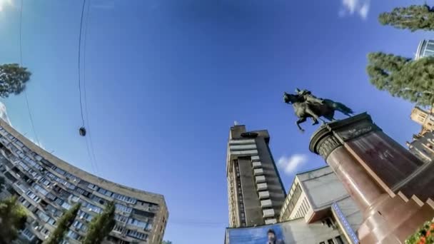 Kanin hål planet 360 Degree Shchors Memorial Kiev sevärdheter staty av en ryttare i en mitten av blomma säng på gatan sovjetiska byggnader stadsbilden — Stockvideo