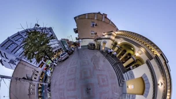 Liten liten planet 360 grad synagoga Kiev fyrkantig byggnad i orientalisk stil plats är ljust upplyst kväll stadsbild sevärdheter turism i Ukraina — Stockvideo