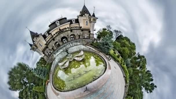 Kleiner winziger Planet 360 Grad Puppentheater Kiev Sehenswürdigkeiten Märchenhaus kleiner künstlicher See auf einem quadratischen Pflastersteinen grüne Bäume Tourismus in der Ukraine — Stockvideo