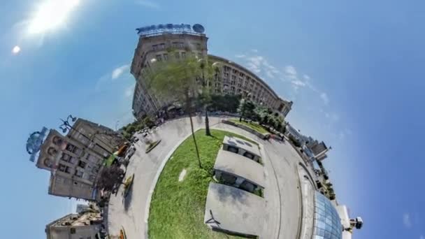 Little Tiny Planet 360 stopni Kijów zabytki ludzie na placu Niepodległości w słoneczny dzień stare budynki Majdan Nezalezhnosti Turystyka na Ukrainie Cityscape — Wideo stockowe