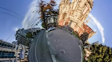 Little Tiny Planet 360 Derece Katolik Kilisesi Kiev Sights Gotik Stil Binası Sunny Day Yeşil Ağaçlar Turizm Ukrayna İnsanlar bir Street Cityscape üzerinde