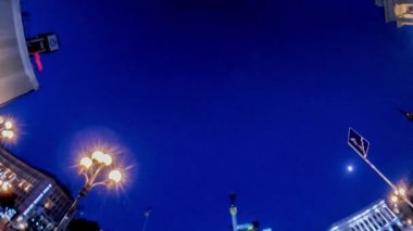 Rabbit Hole Planet 360 Akşam Bağımsızlık Meydanı Kiev Ukrayna'da Kaldırım Fayans Işıklar Çeşmeler Kiev Sights Gece Turizmi tarafından Yürüyüş