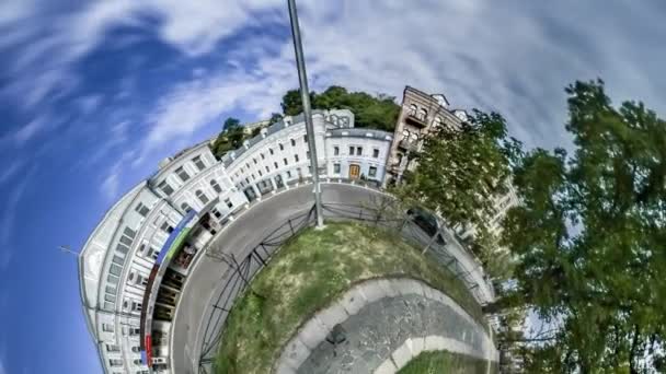 Malá maličká planeta 360 stupeň Ivan Franko divadlo Kyjevské památky nedaleké bílé budovy automobily na silničním cestovním ruchu na Ukrajině Cityscape modrá obloha prosluněná — Stock video