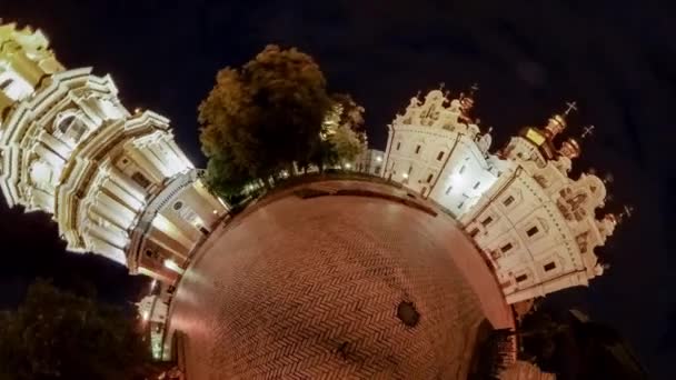 Little Tiny Planet 360 stopni Kijów-Pechersk Lavra w nocy oświetlone Bell-Tower of the Dormition Cathedral Square płytki chodnikowe zabytki turystyka Cityscape — Wideo stockowe