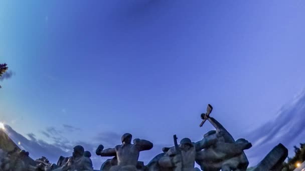 Kaninchenloch Planet 360 Grad Soldaten Denkmal Peremoha Sieg Park in der Dämmerung Abend weich blauer Himmel Lichter Stadtbild Rasen Kiev Sehenswürdigkeiten Tourismus — Stockvideo