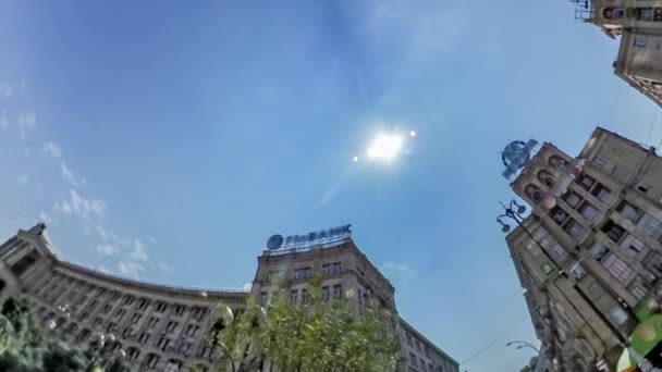 Králičí díra planeta 360 stupně Kyjevské památky lidé na náměstí nezávislosti v slunném dni staré budovy Maidan Nezaležnosti cestovní ruch na Ukrajině Cityscape — Stock video