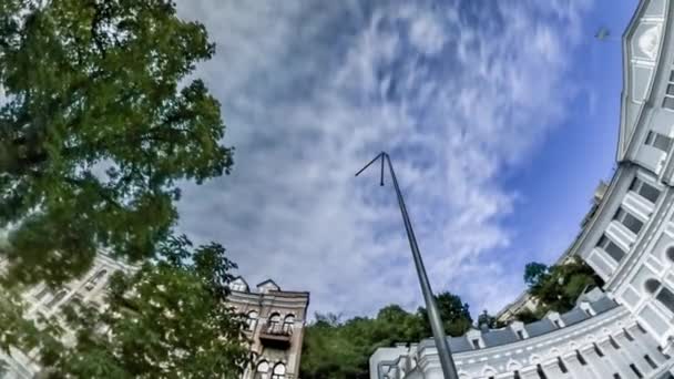 Rabbit Hole Planet 360 Degree Ivan Franko Theater Kiev Sights Park Cerca de White Building Alleys Cars on a Road Turismo en Ucrania Paisaje urbano Blue Sky Sunny — Vídeo de stock