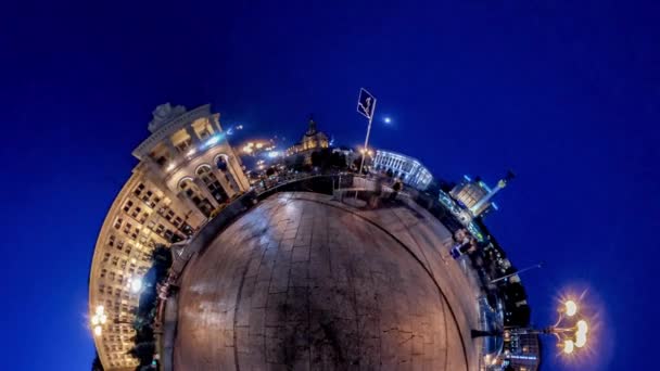 Little Planet 360 fok Függetlenség tér Kijev az esti emberek gyaloglás a Térburkoló csempe Lights szökőkutak Kijev nevezetességeit éjszakai turizmus Ukrajnában — Stock videók