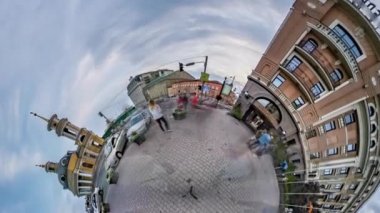 Küçük Tiny Planet 360 Derece Füniküler Kiev Sights Hizmet Kiev İnsanlar Eski Binalar Yeşil Ağaçlar Turizm Ukrayna Cityscape geçiyor