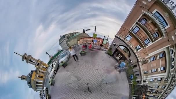 Petite planète minuscule 360 degrés funiculaire Kiev Visites Service dans la ville de Kiev Les gens passent par de vieux bâtiments Arbres verts Tourisme en Ukraine Paysage urbain — Video