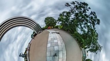 Küçük gezegen 360 derece Kiev manzaraları insanların dostluk Arch avukatın gün heykel insanlar parkında Ukrayna Cityscape sokakları turizm yürüyerek