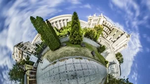 Petite planète minuscule 360 degrés Kiev Visites Maison avec des chimères Les gens à la résidence présidentielle en journée ensoleillée parmi les arbres verts Tourisme en Ukraine Paysage urbain — Video