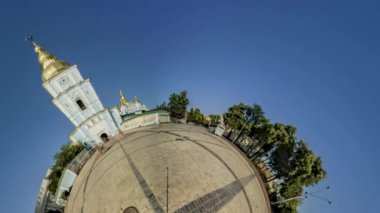 Minik Küçük Gezegen 360 Derece Timelapse, Mikhailovskaya Meydanı 'ndan, Mikhailovskiy Katedrali' nden Bell-Tower with the Golden Cupola, Zirvedeki Kubbe, Paving Tiles Meydanı 'ndan Yapılan Ortodoks Kilisesi. Kiev Turisti, Ukrayna Turizmi.