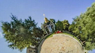 Little Tiny Planet 360 Derece Kiev Manzaraları Mikhailovska Meydanı Ortodoks Şapel Ukrayna'da Ağaçlar Turizm arasında Sunny Day Dini Bina bir Kare üzerinde