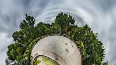 Little Tiny Planet 360 Derece Kare Panorama Kukla Tiyatrosu Kiev Sights f Küçük Yapay Göl Bir Kare Kaldırım Taşları Yeşil Ağaçlar Ukrayna Turizm