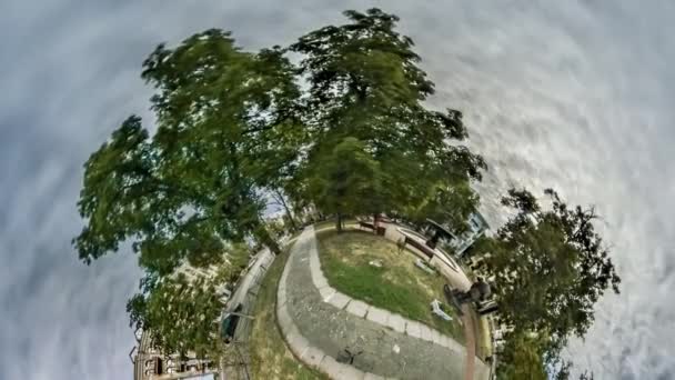 Lilla lilla planeten 360 examen Ivan Franko teater Park i närheten av byggnaden gångvägar gränder bilar på en väg Kiev sevärdheter turism i Ukraina stadsbild Sunny — Stockvideo