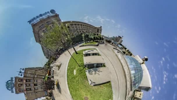 Petite planète minuscule 360 degrés Kiev Visites Personnes sur la place de l'Indépendance Journée ensoleillée Bâtiments anciens Pelouses vertes Fontaine Maidan Nezalezhnosti Tourisme Ukraine — Video