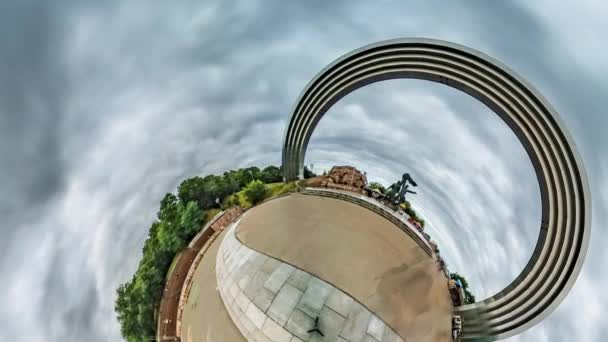Petite planète minuscule 360 degrés Visites de Kiev Arc d'amitié du peuple et statue dans le parc Journée des avocats Statue Les gens marchent par les ruelles Tourisme en Ukraine — Video