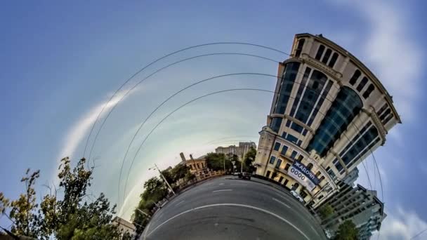 Little Tiny Planet 360 Derece Görünüm Street Road Katolik Kilisesi Kiev Yakın Trafik Arabaları Sunny Day Yeşil Ağaçlar İnsanlar Bir Sokak Turu Ukrayna — Stok video