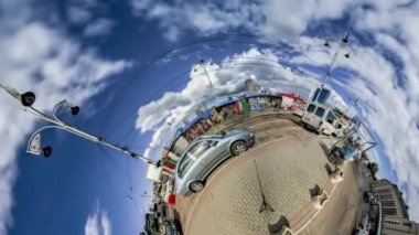 Küçük Tiny Planet 360 Derece Kuzey Tren İstasyonu Meydanı Bina Kiev Sights Cityscape İnsanlar Yürüyüş Araba Ukrayna'da Sunny Turizm Driven are