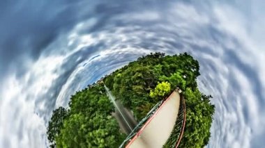 Little Tiny Planet 360 Derece Park Bridge Lovers Bridge Kiev Sights İnsanlar Köprü Turizm Cityscape Cloudscape Gri Gökyüzü Yeşil Ağaçlar Altında Yol Yürüyüş
