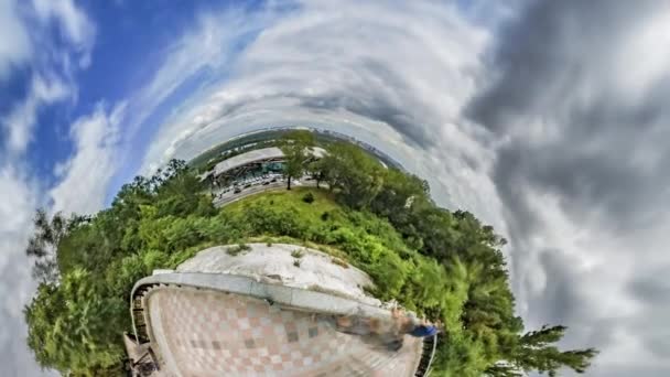 Kleiner winziger Planet 360 Grad mariinsky Park Menschen stehen auf Aussichtsplattform Blick nach unten Kiev Sehenswürdigkeiten grüne Bäume Wolkenlandschaft Tourismus in der Ukraine — Stockvideo
