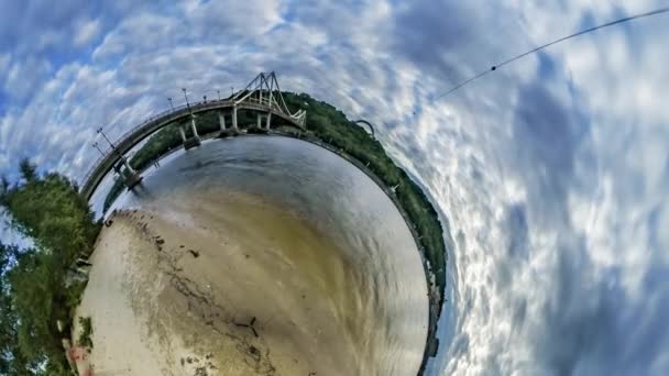 360 Graus Panorama Ponte Sobre Rio Praia Arenosa — Vídeo de Stock