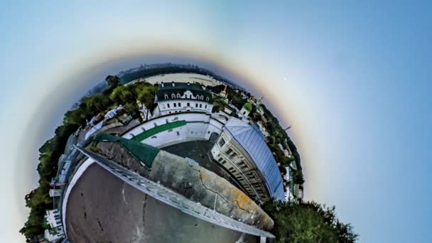 Malá malinká planeta 360 stupeň Kyjev-Pechersk Lavra pohled z pozorovatelské církevní budovy komplex zelených Střechovaných budov Kyjevské zajímavosti turistika na Ukrajině Cityscape — Stock video