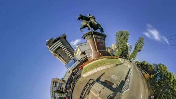 小さな小さな惑星360度シュコール記念図書館日キエフの観光スポットは、ウクライナへのストリートソビエトの建物ツアーで花壇の騎手の像 — ストック動画
