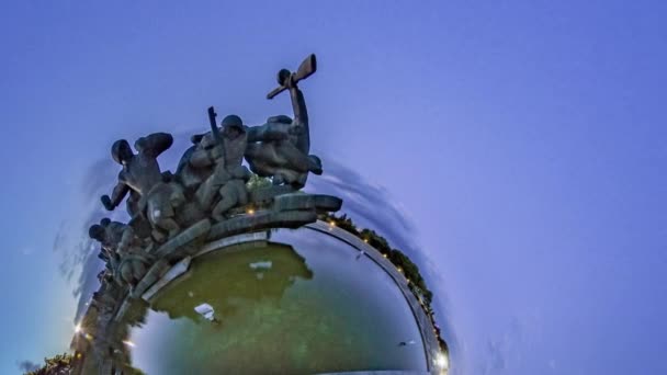 Little Tiny Planet 360 graden soldaten Memorial op een Lake Victory Park in Library Day zonsondergang zachte blauwe hemel Cityscape Kiev bezienswaardigheden toerisme in Oekraïne — Stockvideo