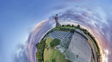 Little Tiny Planet 360 Derece Zafer Peremoha Park Kütüphane Günü Anavatan Anıtı Kiev Sights Lilac Mavi Gökyüzü Sunset Yumuşak Pastel Renkler Bulutlar Turizm