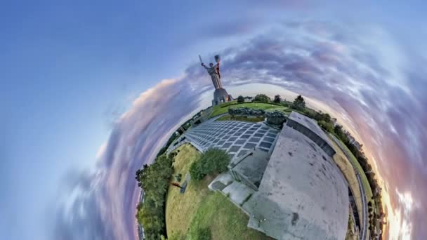 Maličká planeta 360 stupeň vítězství Peremoha Park den mateřská památka Kyjev zajímavosti Lilac modrý nebe Sunset měkké pastel barvy mraky Turistika — Stock video