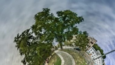 Little Tiny Planet 360 Derece Ivan Franko Tiyatrosu Kiev Sights Park Yakın Beyaz Bina Alleys Arabalar Ukrayna Cityscape Mavi Gökyüzü Güneşli bir Yol Turizm
